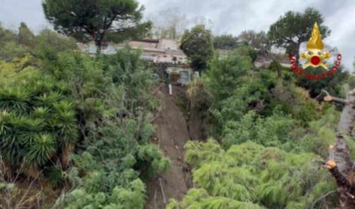 Maltempo sull'Italia, bomba d'acqua nel Reggino. Frana a Mergellina: evacuati tre appartamenti - Video - 