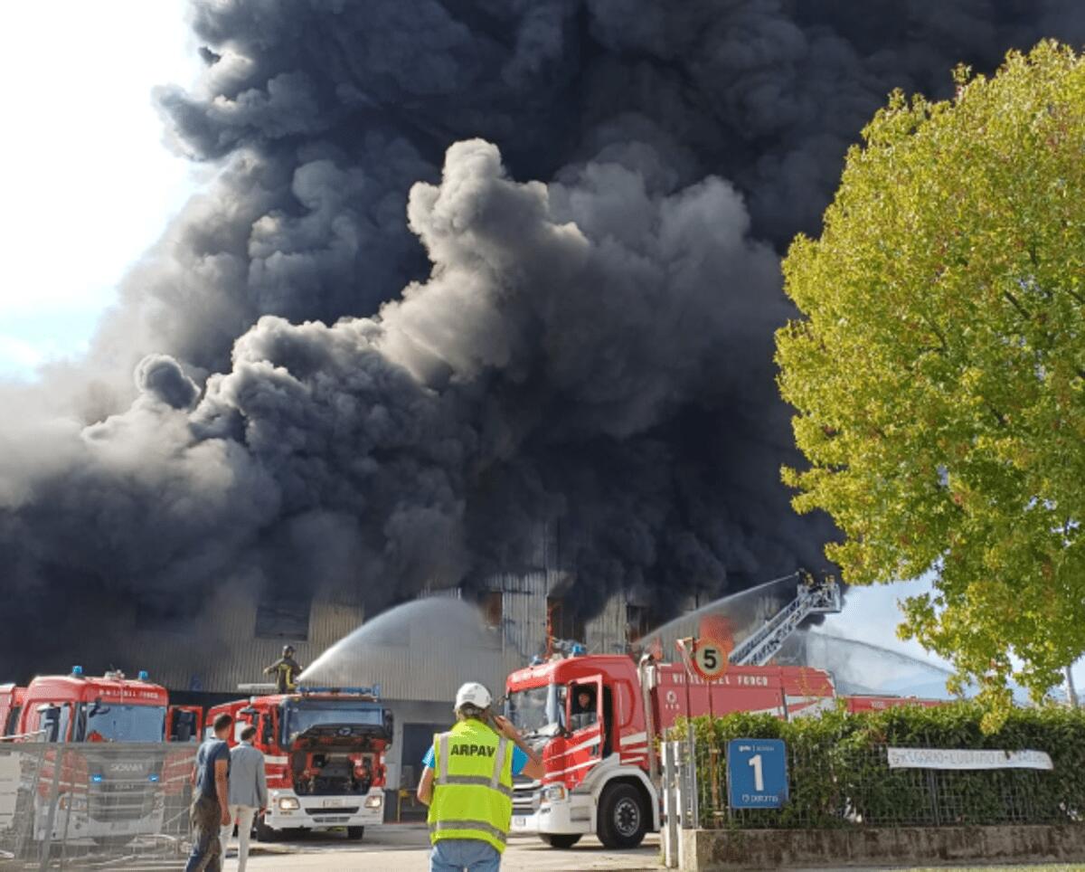 Maxi incendio a Malo, fiamme in una fabbrica di laterizi: "Mantenere chiuse porte e finestre" - 
