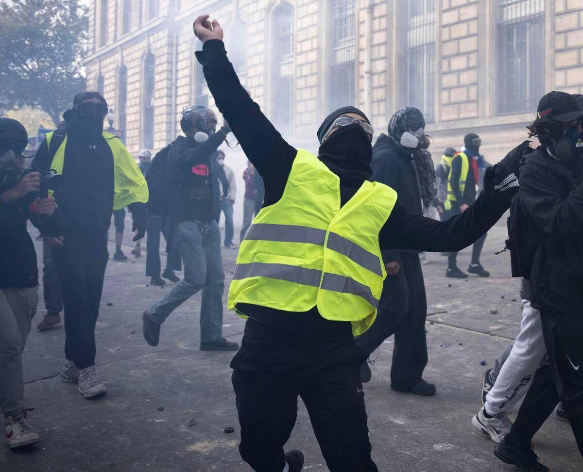 Francia, Gilet Gialli: "Domani in piazza, solo i regimi vietano le proteste" - 