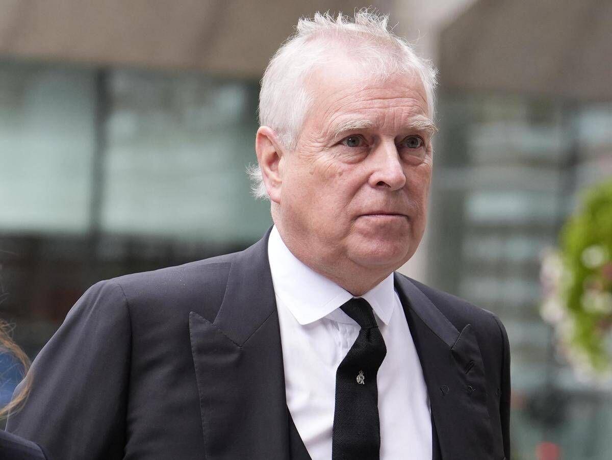 Caso Epstein, la polizia ammette: "Perquisizioni illegittime a casa dell'ex principe Andrea" - 