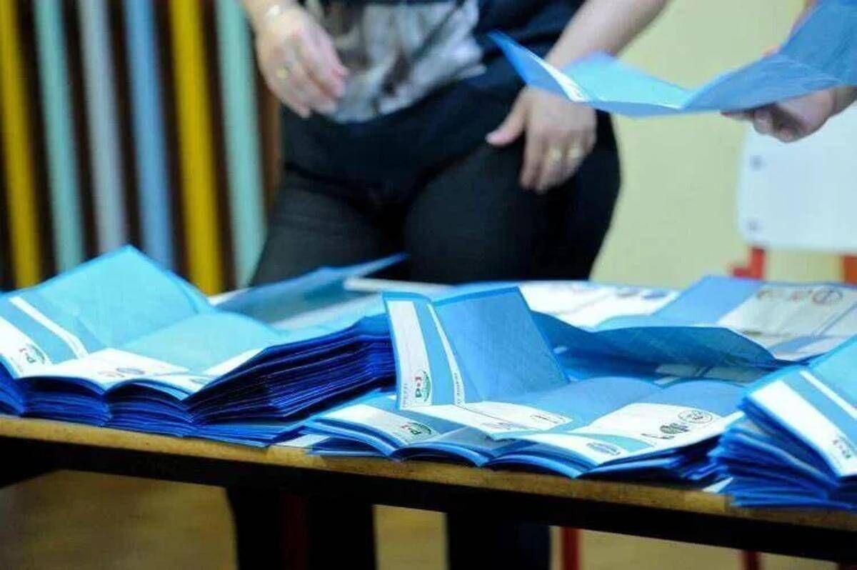 Sondaggio politico, Fratelli d'Italia primo partito e pareggio tra le coalizioni - 