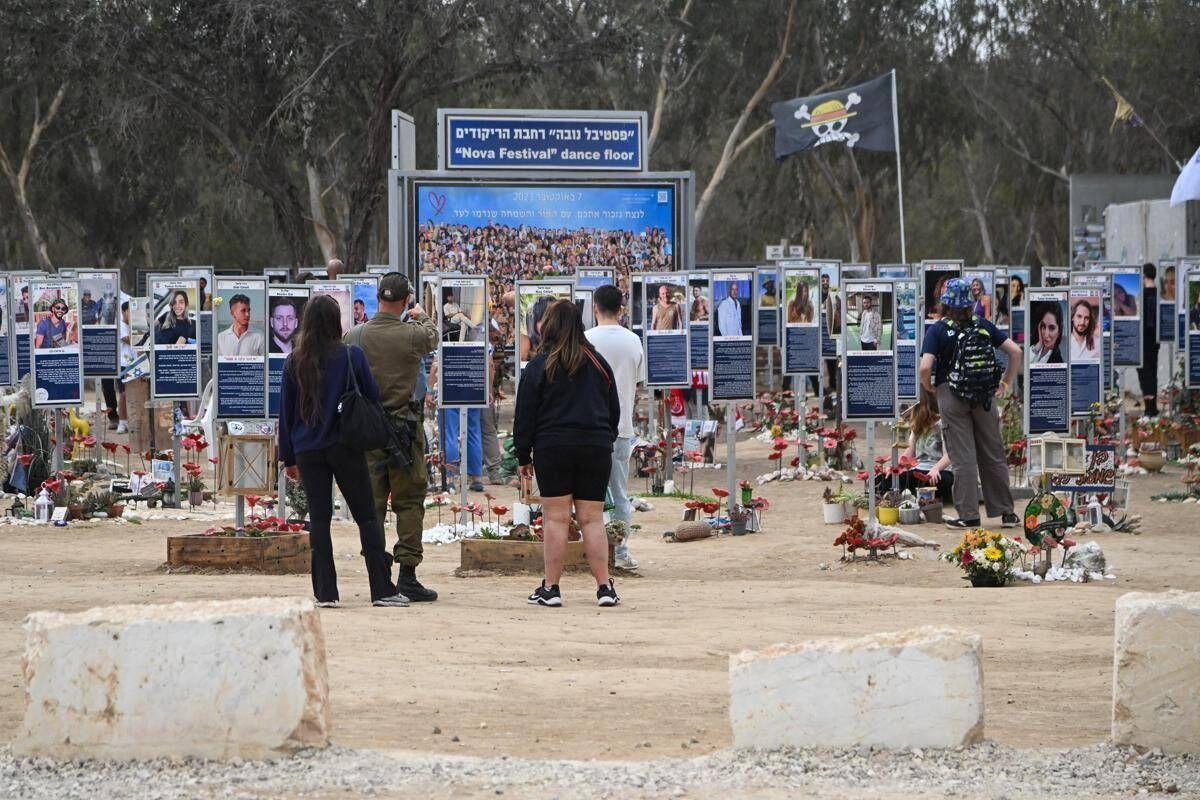 Israele, i due volti del 7 ottobre: sopravvissuti e familiari si riuniscono il giorno del massacro, il governo il 5 - 