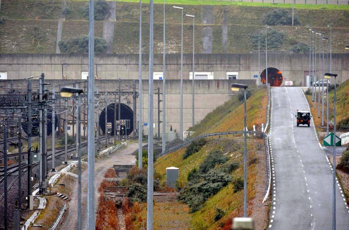 Francia, minibus si scontra con treno fermo all'ingresso del tunnel della Manica: 19 feriti di cui 5 gravi - 