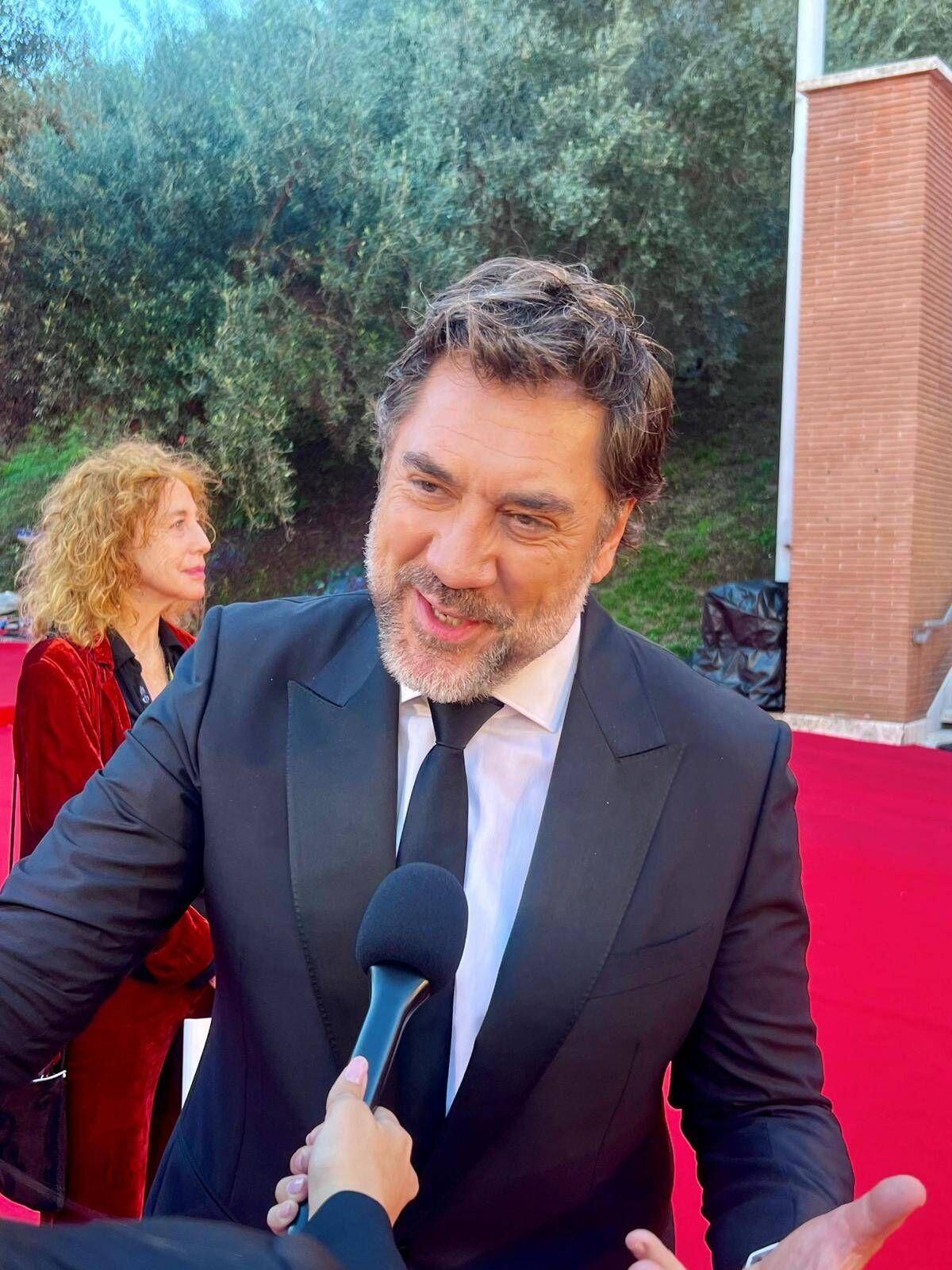 Festa Roma: Javier Bardem show, infiamma il red carpet e si siede al posto dei fotografi - 