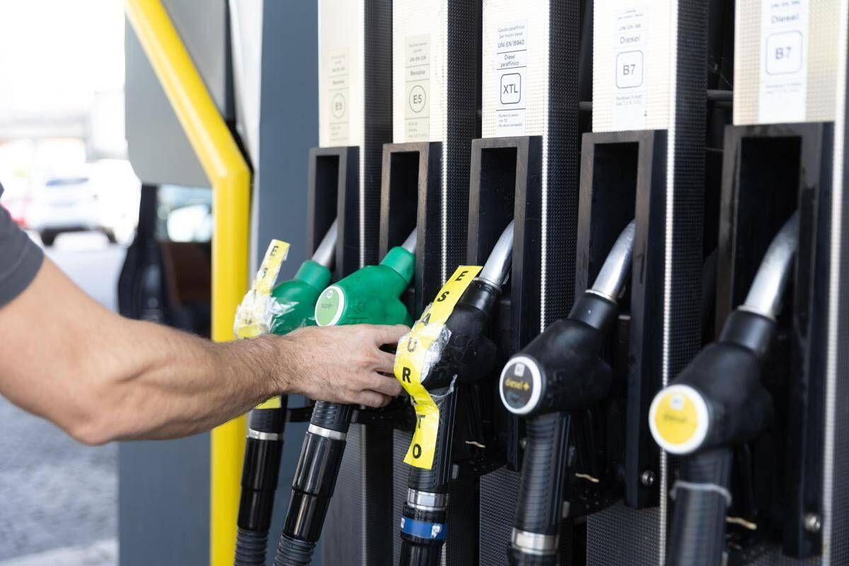 Carburanti, tetto ai prezzi in metà delle stazioni di servizio: calano benzina e gasolio - 