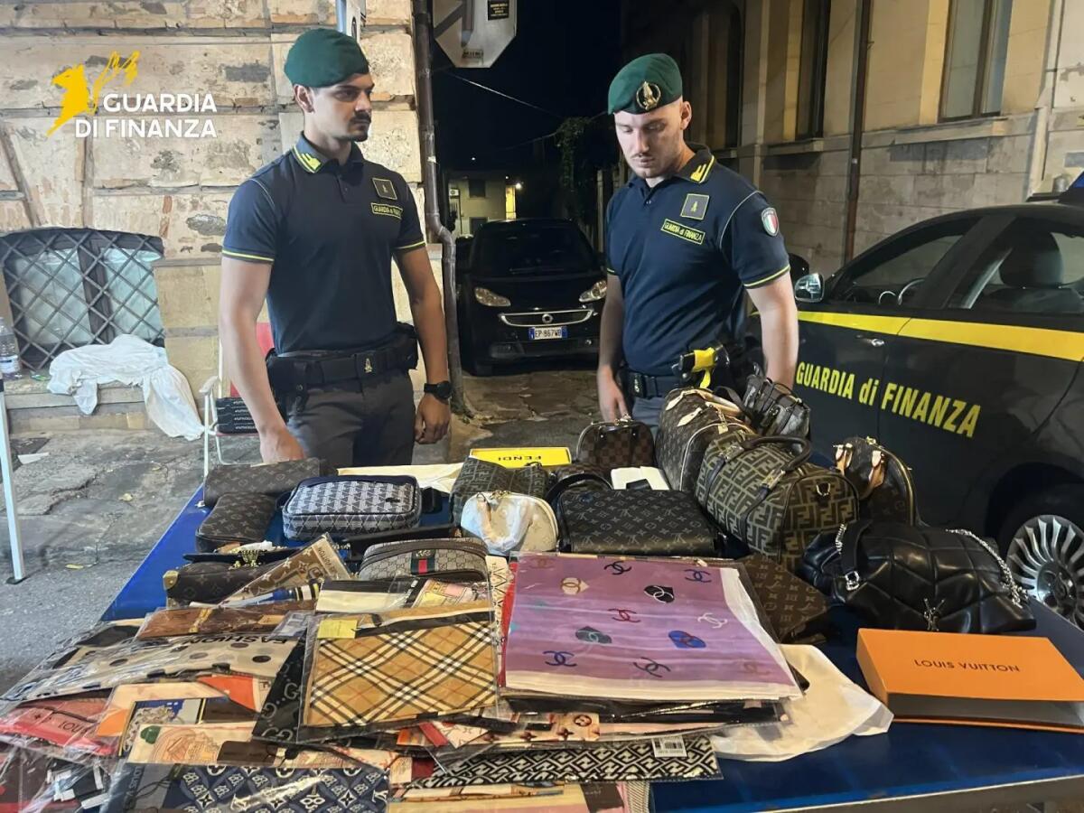 Vibo Valentia, finanzieri sequestrano 100 borse con marchi contraffatti - 