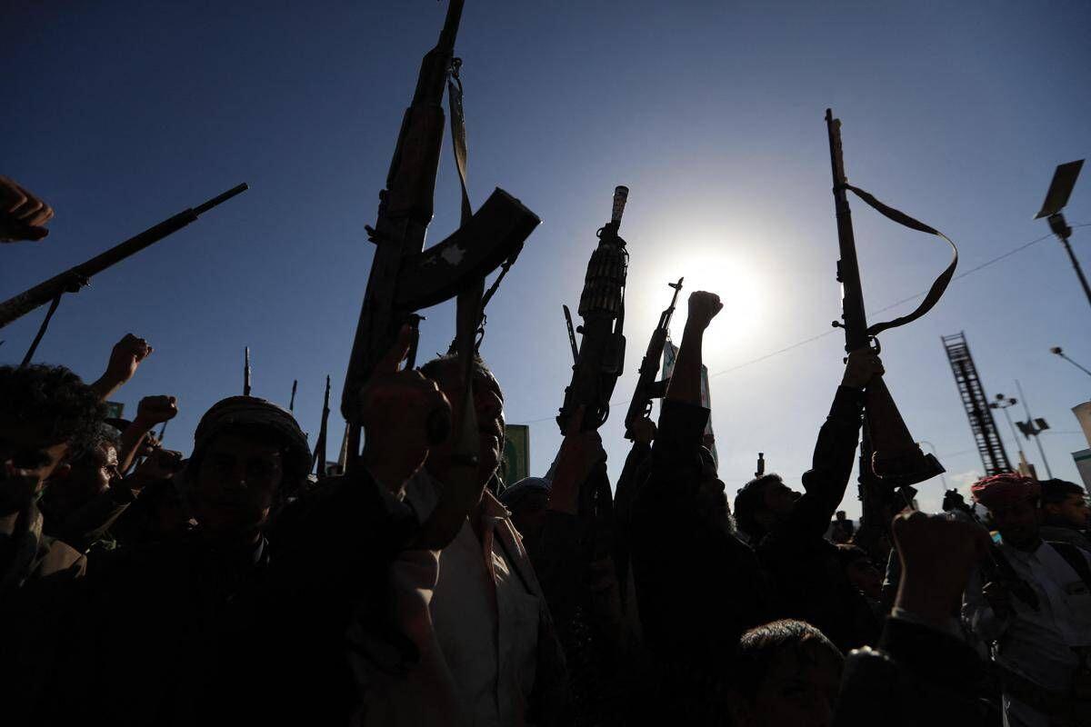 Yemen, Houthi: "Colpita la più grande raffineria dell'Arabia Saudita". Esplosioni a Riad - 