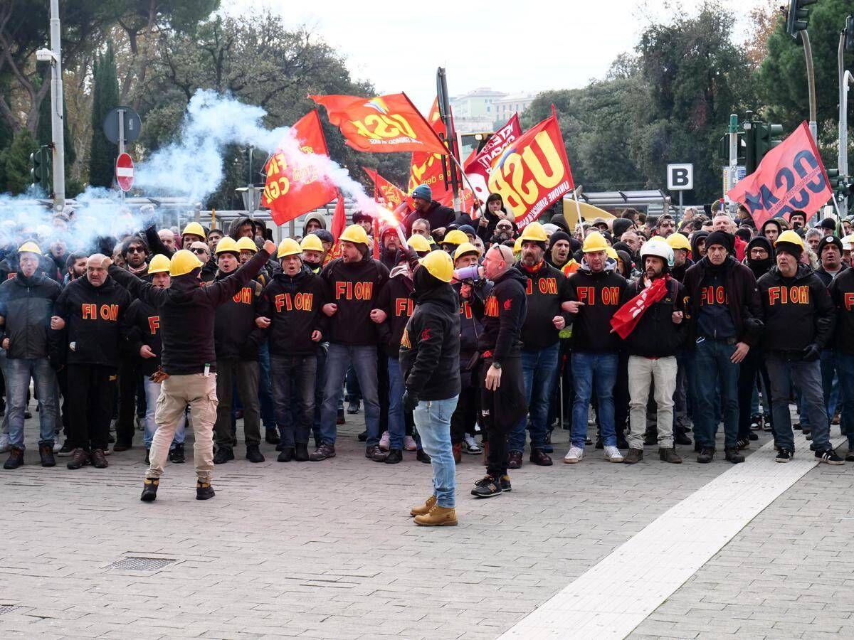 Ex Ilva, terzo giorno di protesta: presidi davanti alla raffineria a Taranto, corteo a Genova - 