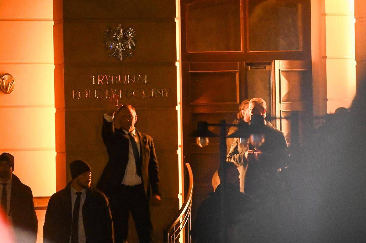Polonia, duro scontro sulla Corte Costituzionale. Il presidente Nawrocki forza ingresso nella sede: "Tusk minaccia sicurezza nazionale" - 