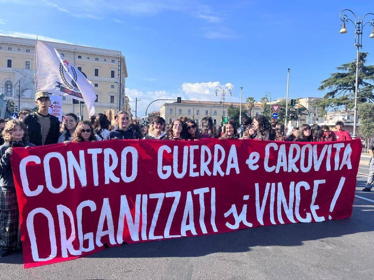 Studenti e lavoratori in piazza, cortei in tutta Italia: scontri a Roma e Torino - 