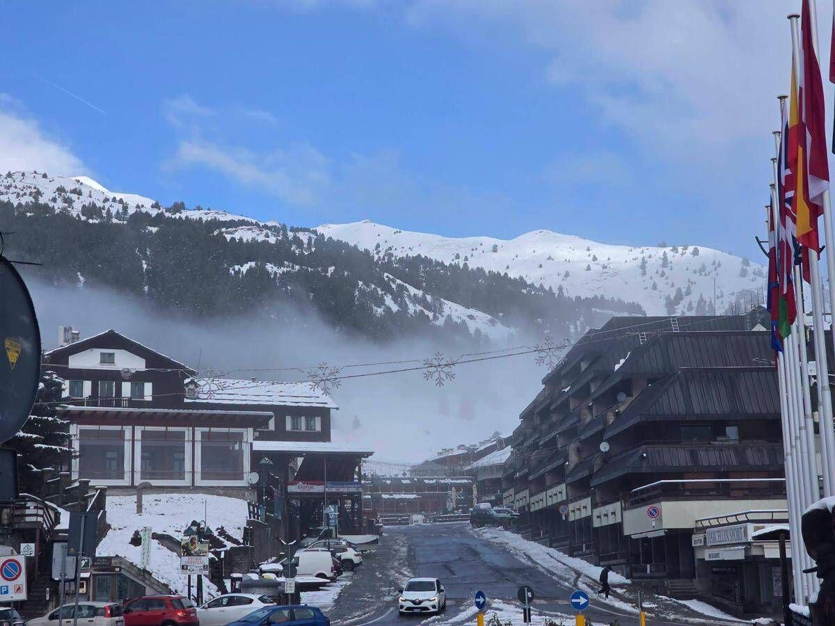 Prima neve a Sestriere, le montagne della Vialattea si imbiancano: ecco le immagini - 