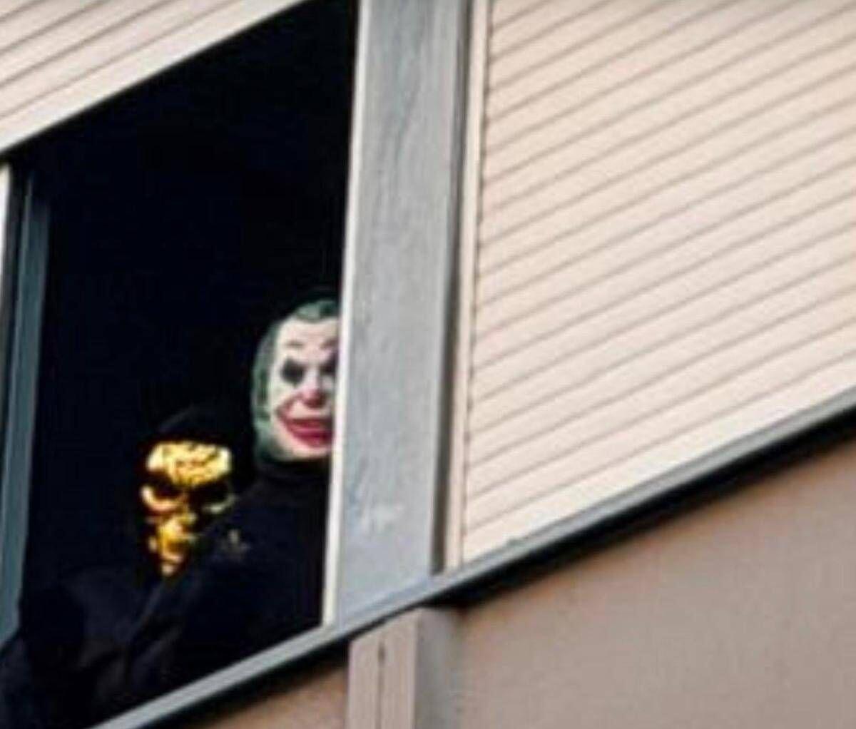 Scuola, occupato a Roma Iss Leopoldo Pirelli: ragazzi alla finestra con maschere - 