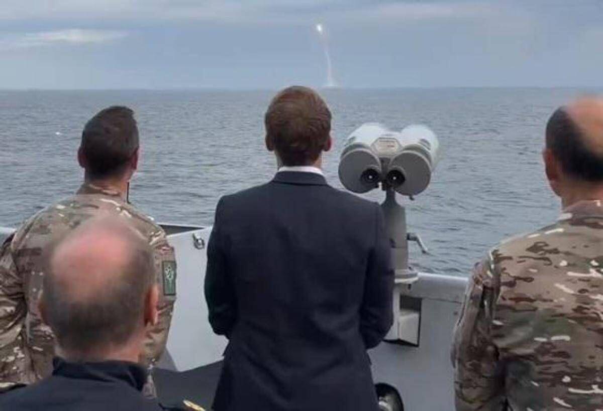 Francia, Macron assiste a lancio di prova missile intercontinentale da sottomarino nucleare - 
