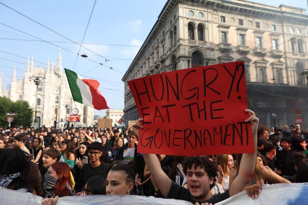 Milano, bottiglie e oggetti contro la polizia: corteo 'Italia in Piazza' spezzato in due - 