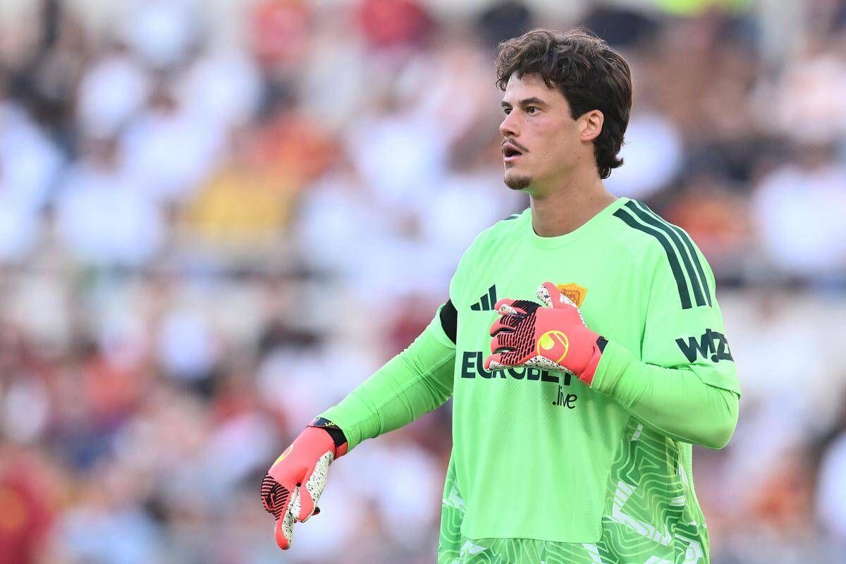 Roma, infortunio per Svilar e stop di almeno un mese: ecco quali partite salta e quando può tornare in campo - 