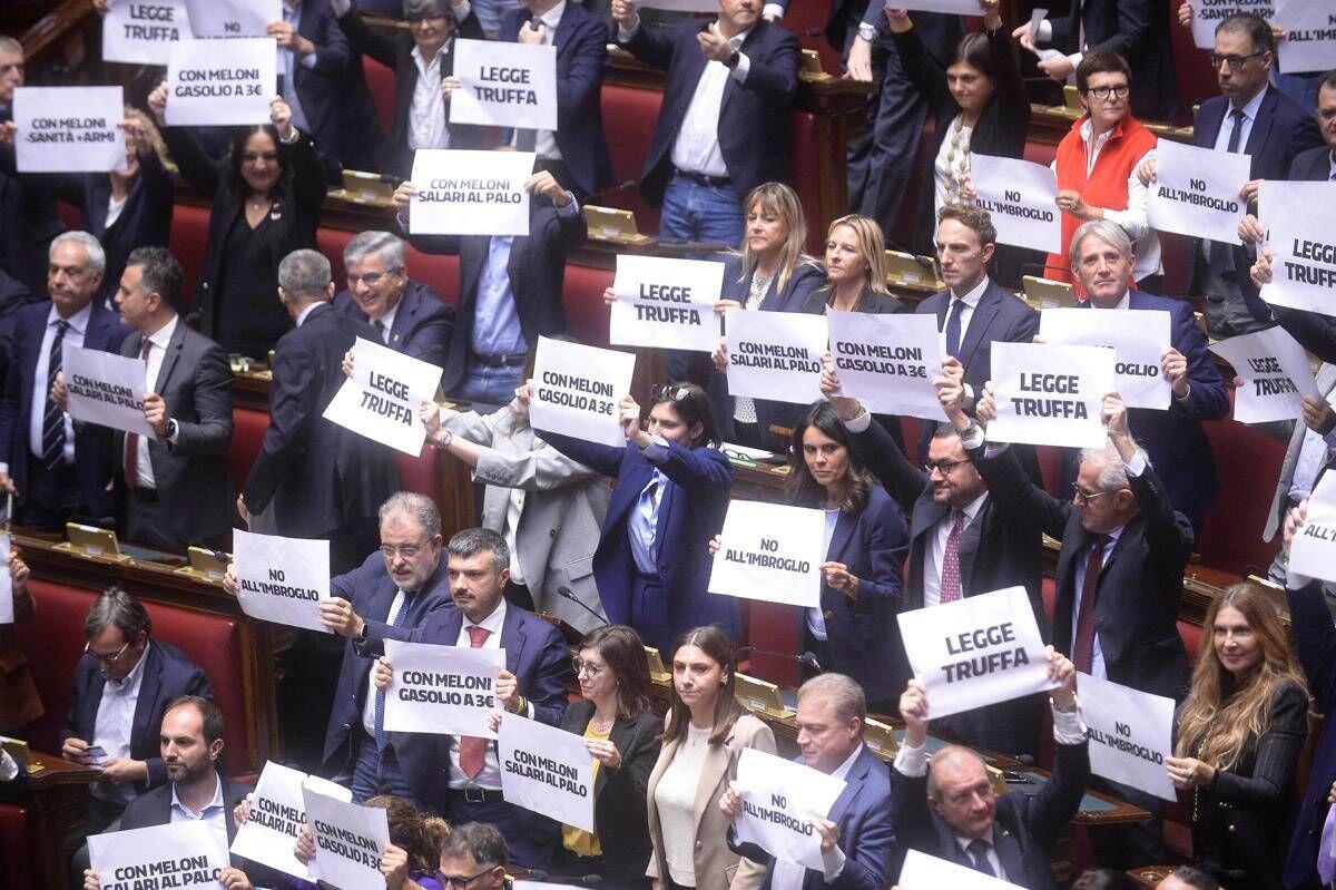 TOMORROW / Legge elettorale, opposizione all'attacco: lunedì i ricorsi alla Corte Costituzionale - 
