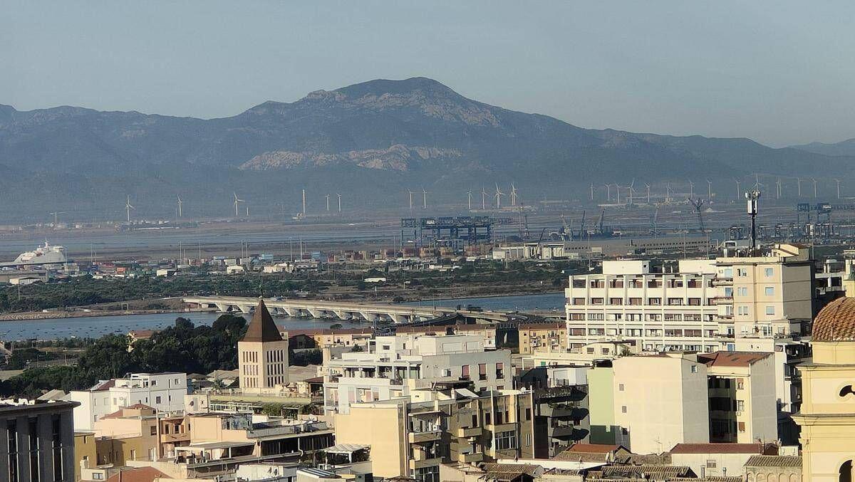 Cagliari, operaio morto schiacciato da tubi al Porto Canale - 