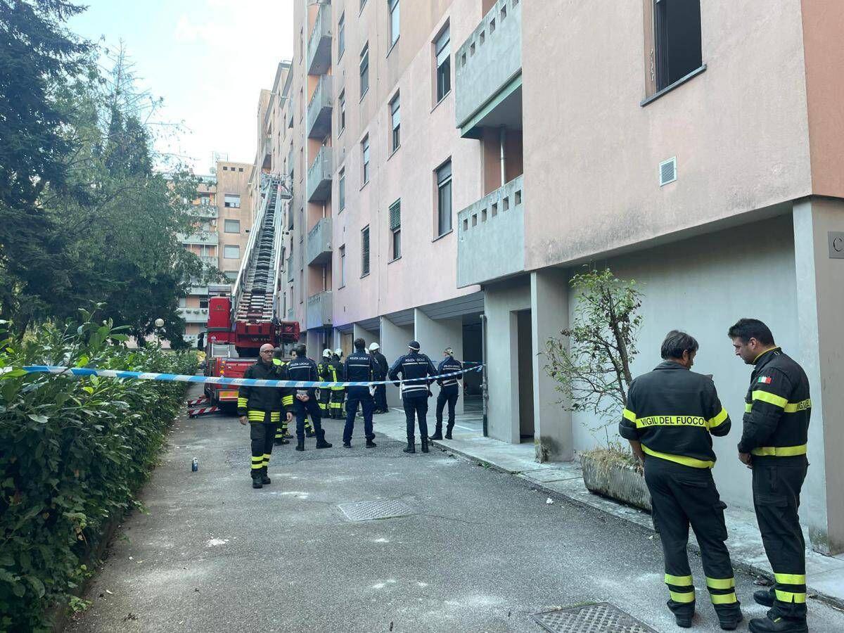 Anziana morta nel rogo a Milano: portato in ospedale l'inquilino sospettato dell'incendio - 