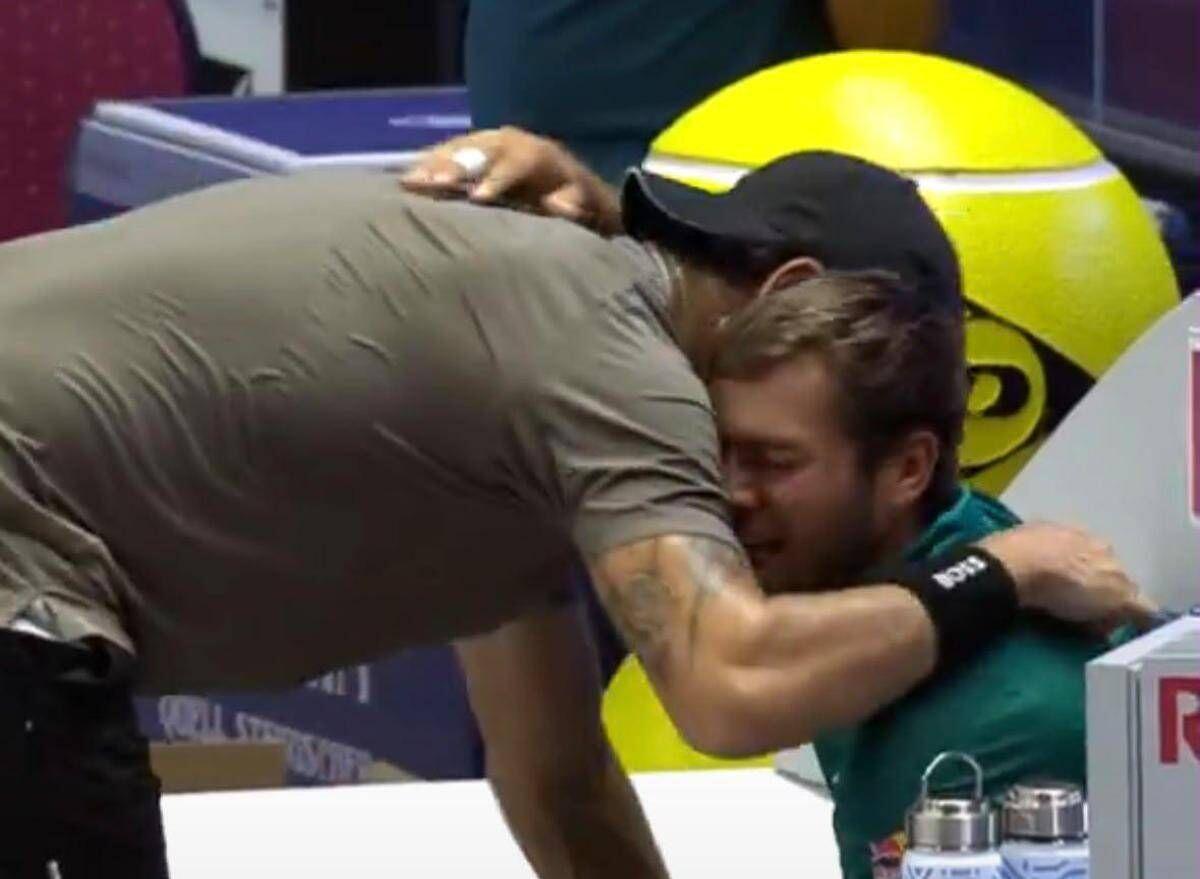 Cobolli si fa male nel derby e scoppia a piangere, Atp Finals a rischio. Berrettini lo abbraccia - Video - 