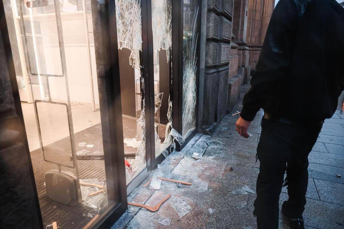 Proteste Milano, l'esercito dei minori in piazza: il più giovane identificato negli scontri ha 11 anni - 