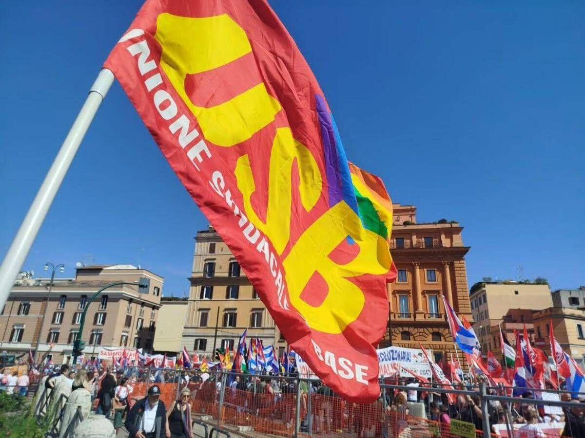 Sciopero generale, cortei e disagi in tutta Italia: Roma e Milano blindate, a rischio i trasporti - Diretta - 