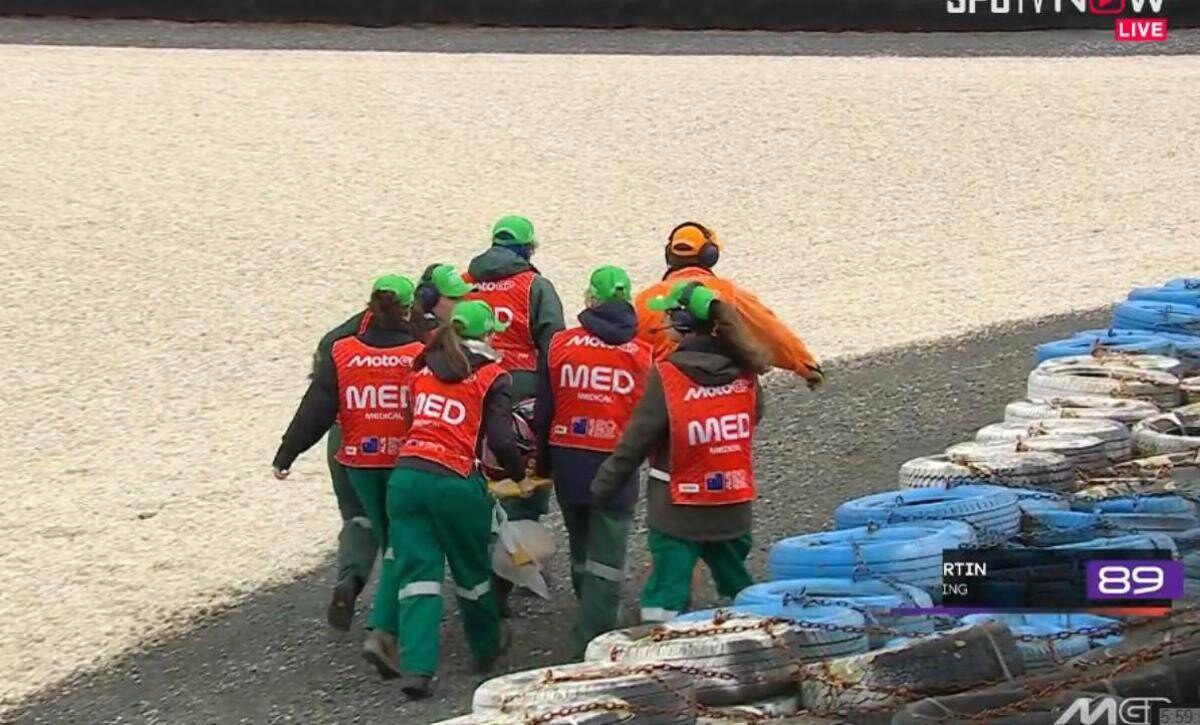 MotoGp, Martin cade e in pista entra la barella: cos'è successo - 