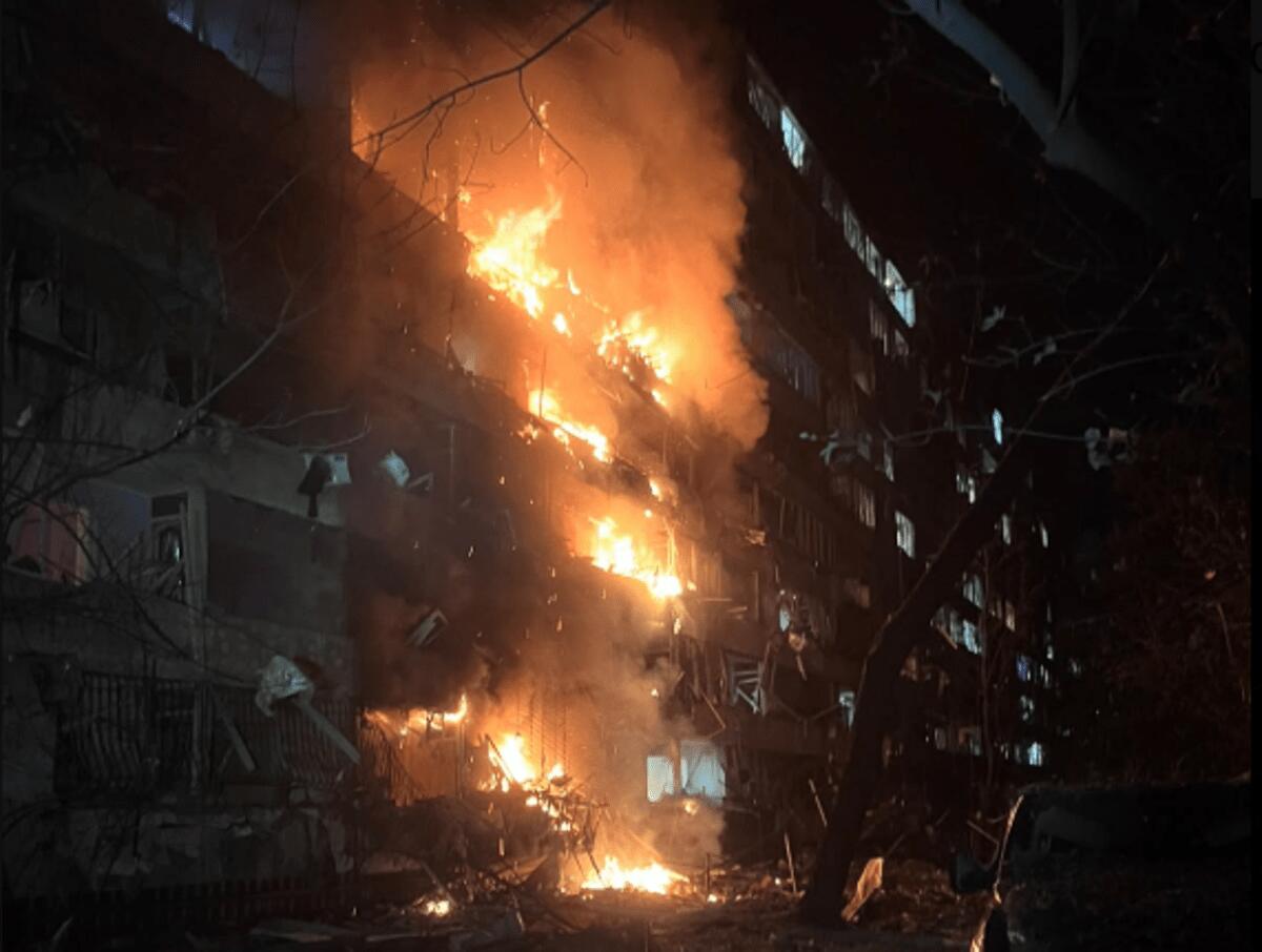 Guerra Russia-Ucraina, attacco su Kiev: "Almeno 3 morti e 22 feriti". Droni verso Mosca: temporaneamente chiusi gli aeroporti - 