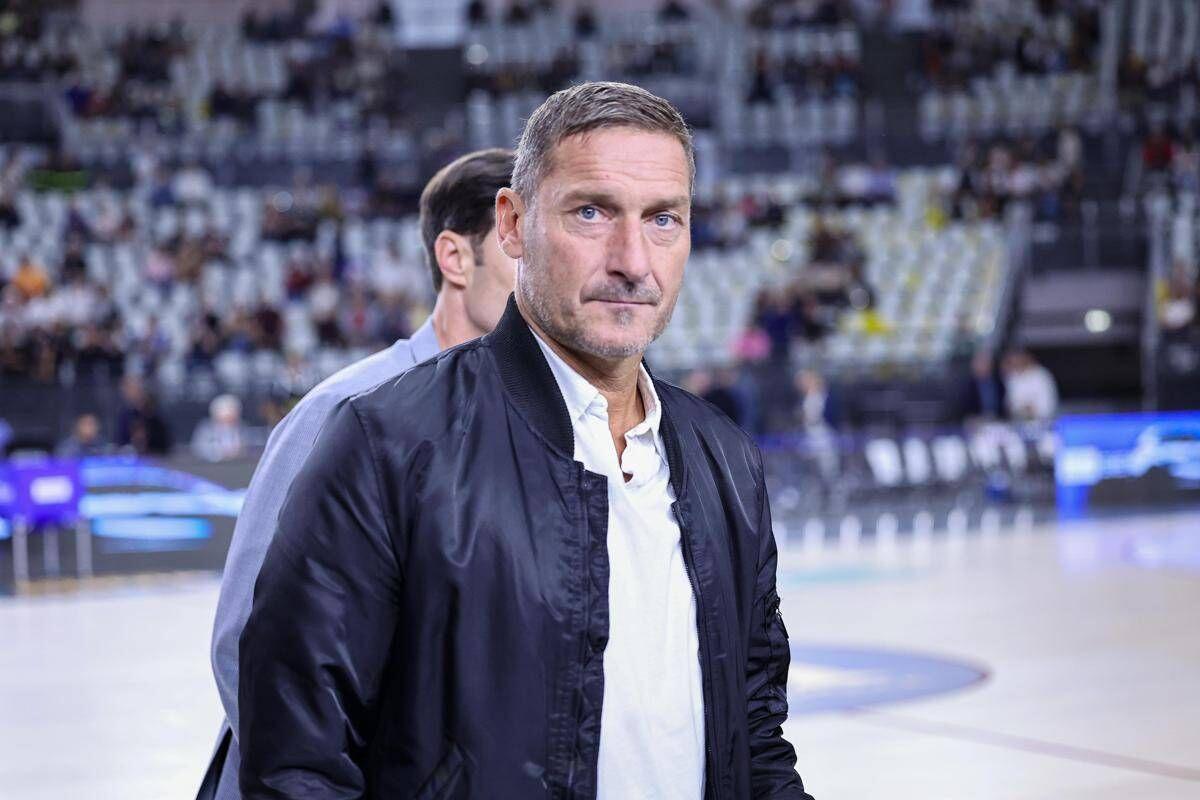 Totti e la prima visita alla prostata: "Dottore, cosa vorrebbe fare con questo arnese...?" - Video - 