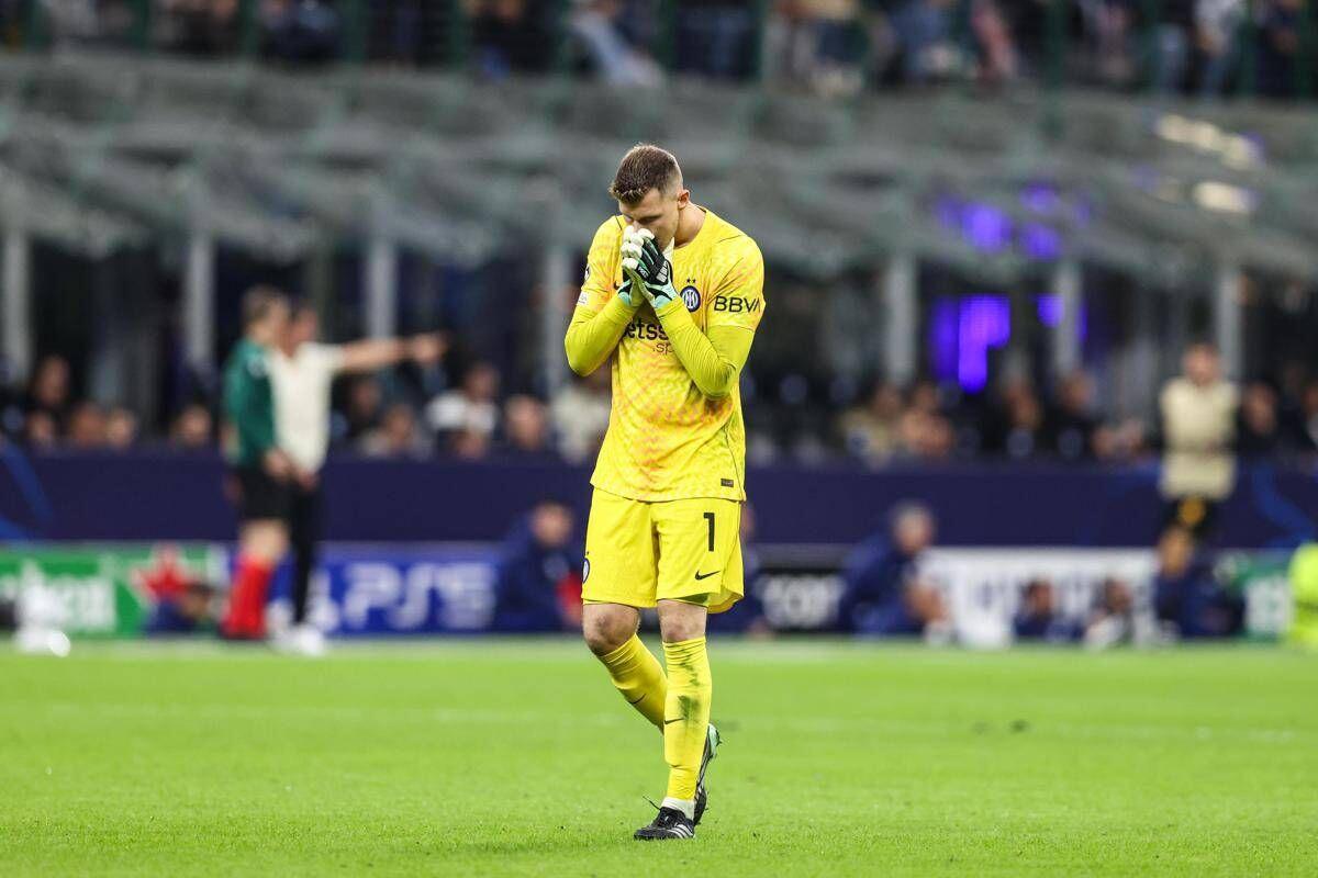Inter, papera contro il Bruges e critiche: furia dei tifosi contro Josep Martinez - 
