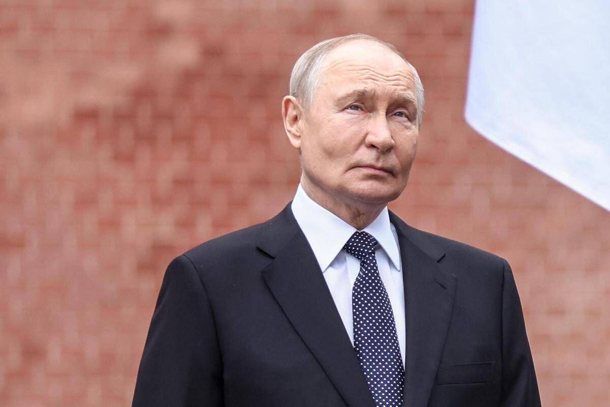 Putin compie 74 anni: dal trattore al coccodrillo, ecco i regali più assurdi ricevuti - 