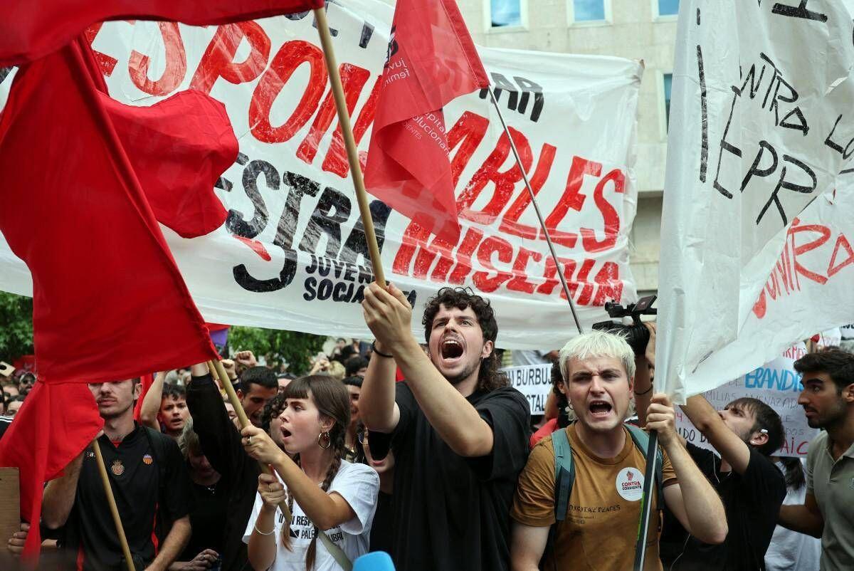 Spagna, bocciati i decreti sulla casa di Sánchez: proteste davanti al Congresso - 