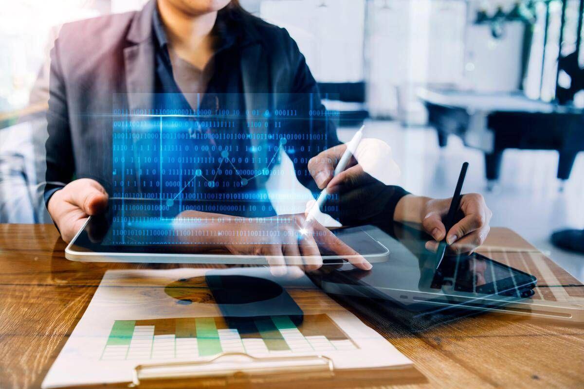 L'Intelligenza Artificiale fa lavorare di meno? Non proprio, per i dipendenti aumenta impegno e divario con i dirigenti - 