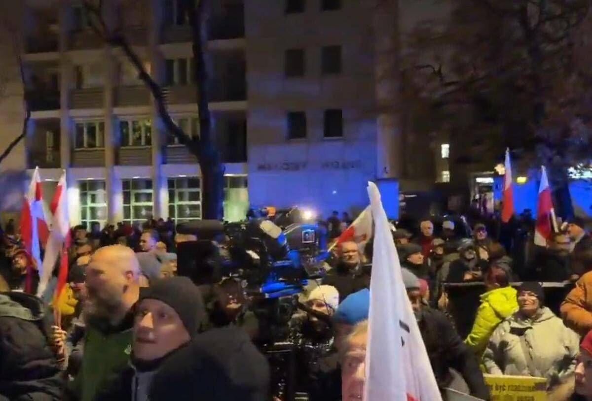 Polonia, sospeso presidente della Corte Costituzionale: polizia schierata attorno all'edificio - 