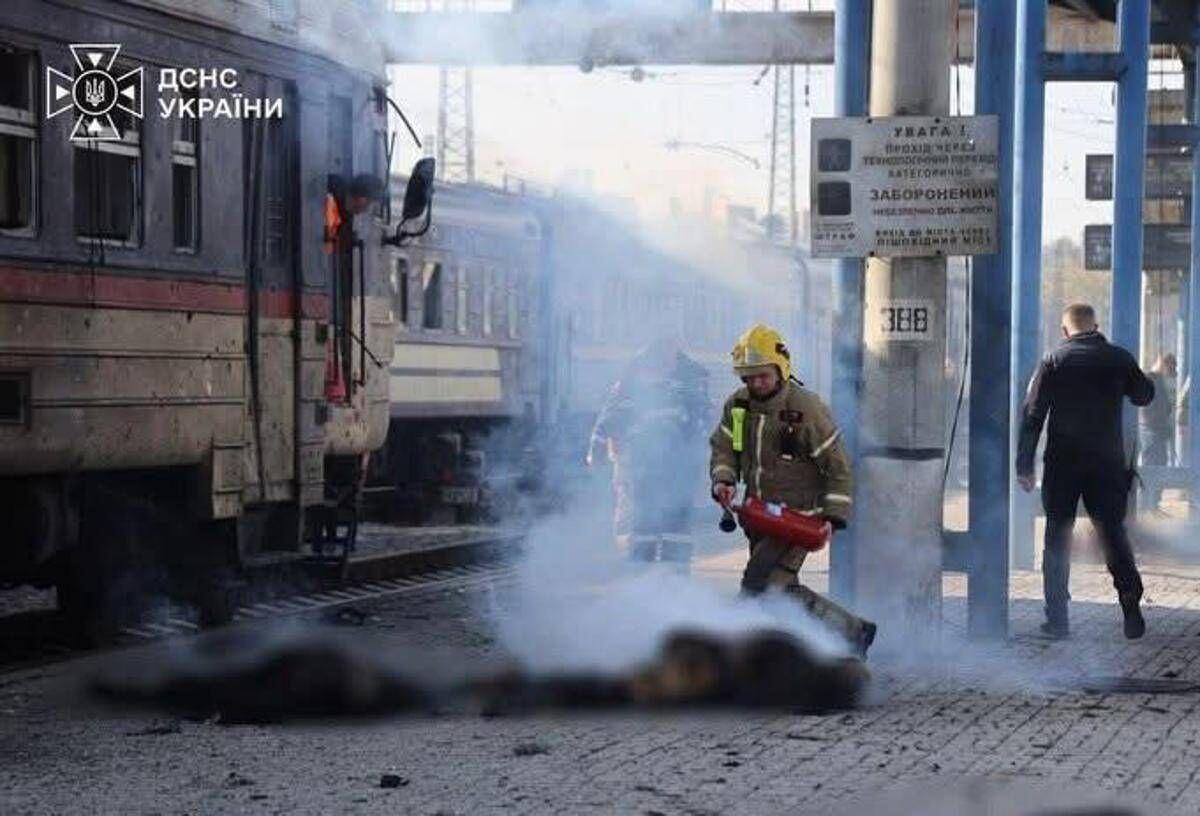 Ucraina, droni russi colpiscono un treno passeggeri a Dnipro: almeno 13 morti ﻿ - 
