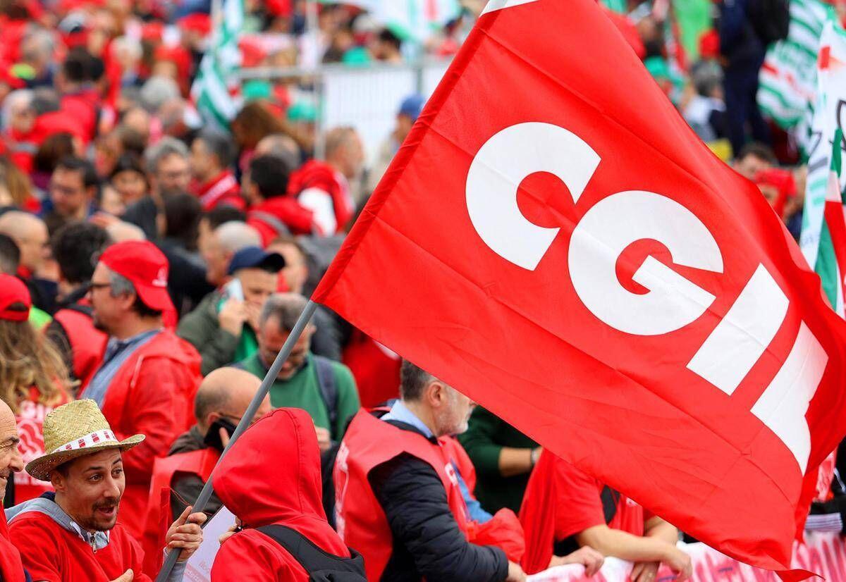 Cgil scende in piazza, in migliaia a Roma per ‘La via maestra’: "Lavoro, pace, Costituzione" - 