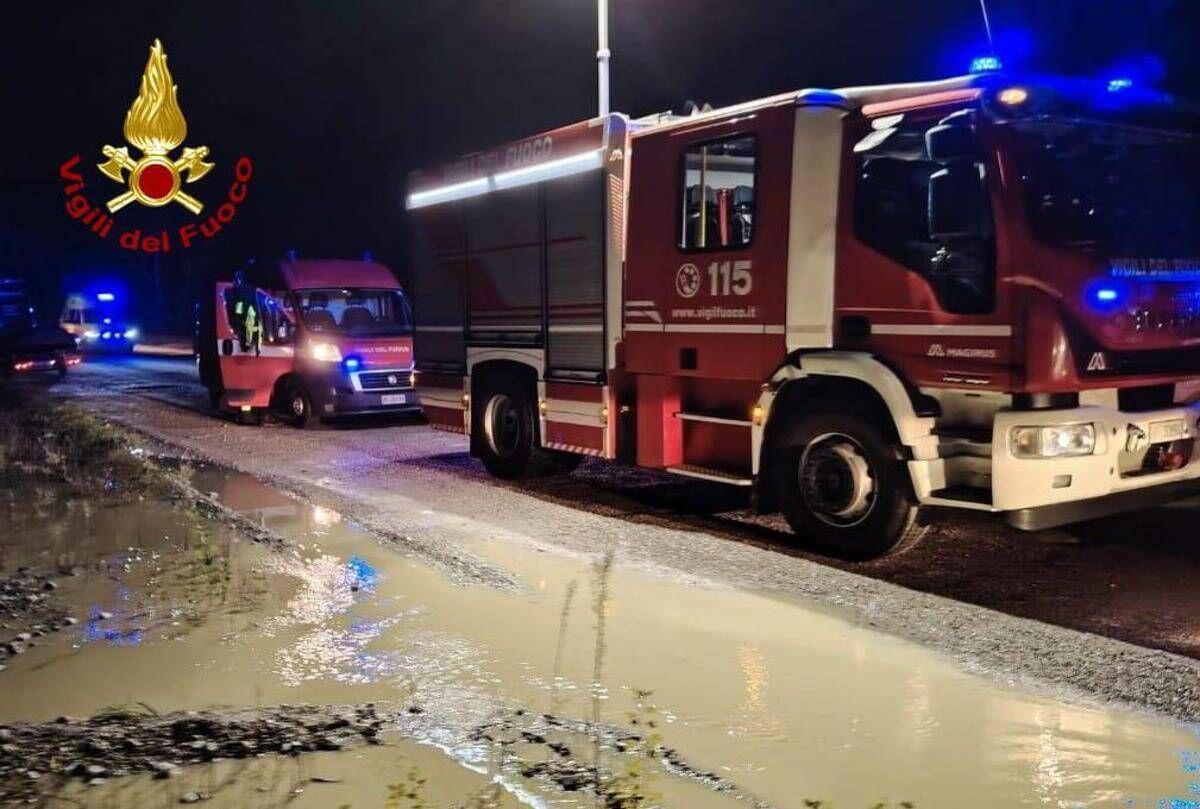 Auto travolta dalla piena del Meduna, tre persone bloccate su un isolotto: scatta il salvataggio aereo - 