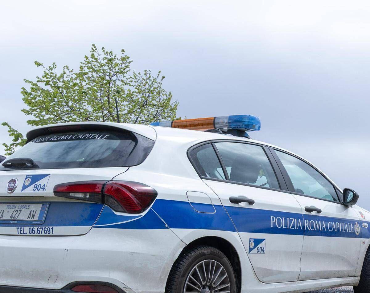 Roma, investe donna con passeggino e fugge: bimba illesa e lei ferita. Denunciato 20enne - 