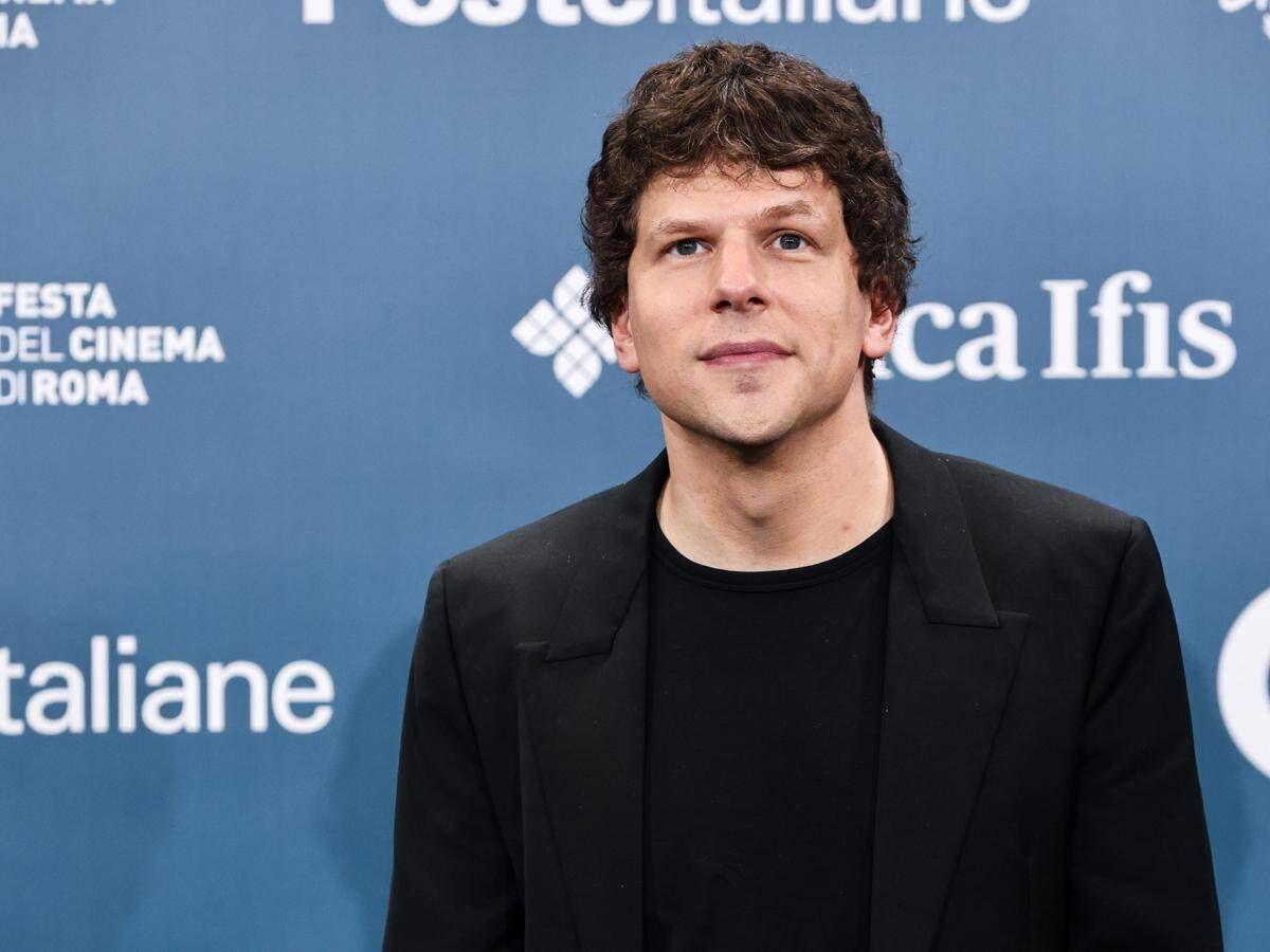 Eisenberg dribbla domanda su elezioni americane: "Provo disagio a parlarne". E Moore non risponde - 