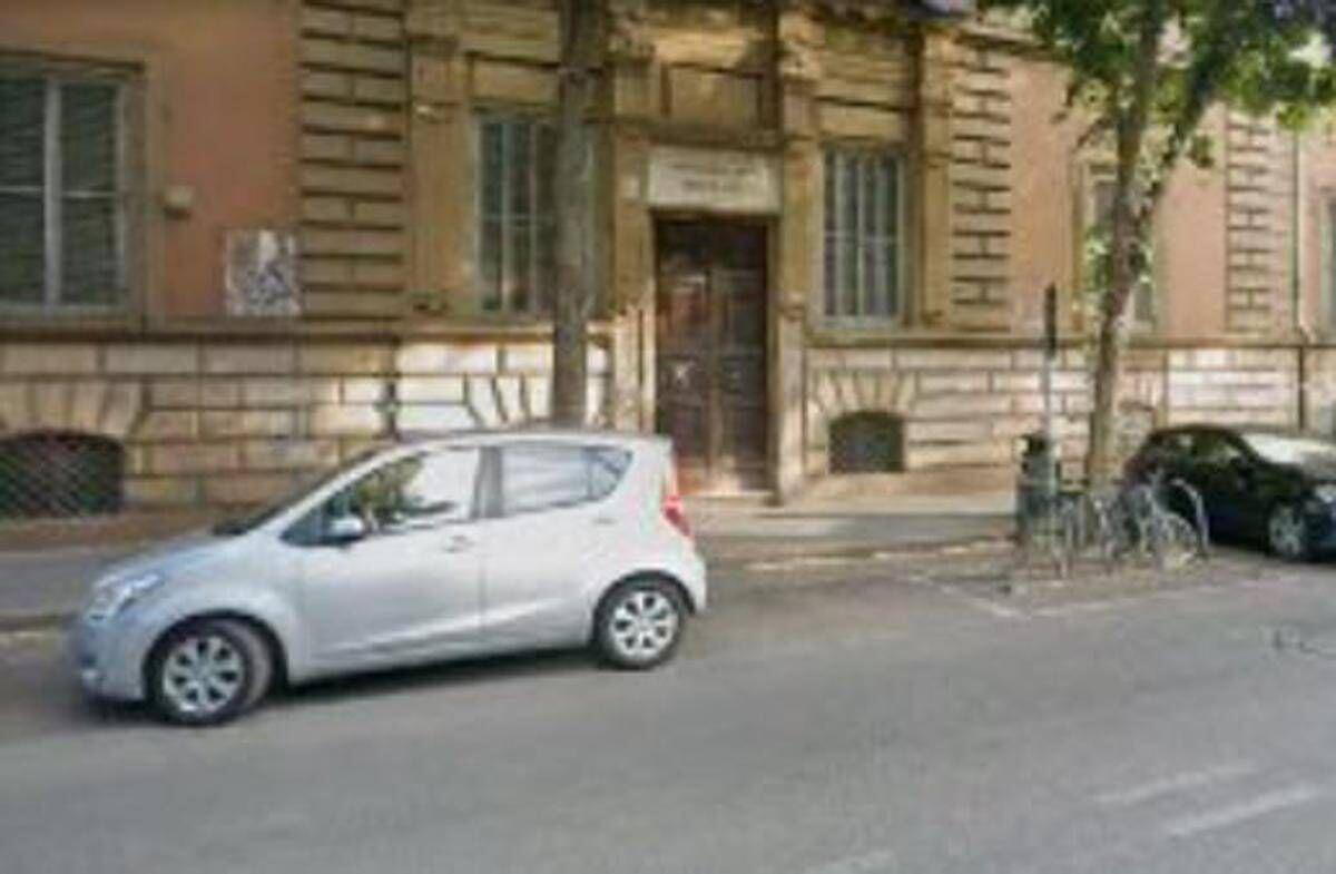 Roma, 'lista stupri' e una svastica nei bagni del liceo Righi - 