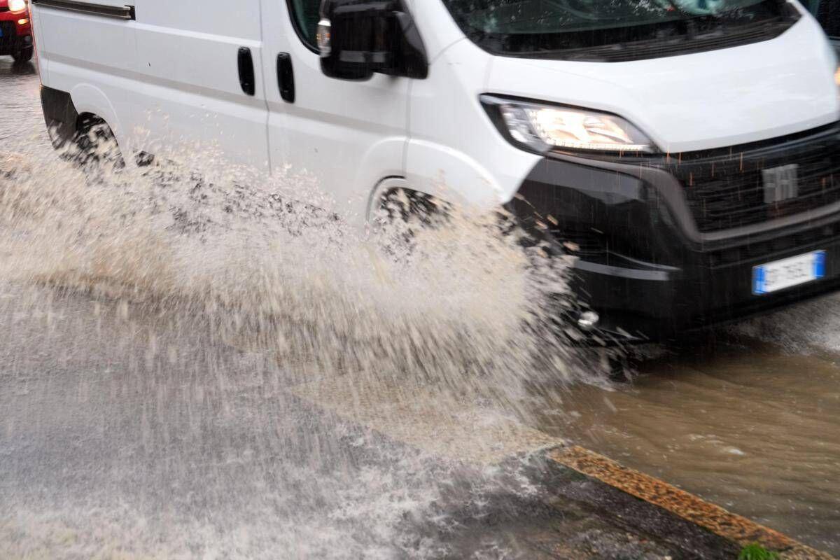 Nubifragio su Roma, strade allagate e traffico in tilt: giornata da incubo - 
