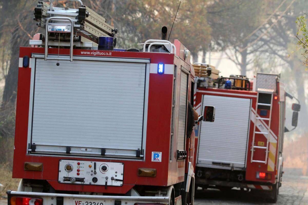 Nube tossica dopo incendio a Caivano, sospese attività nella zona Asi: "Obbligo di mascherina" - 