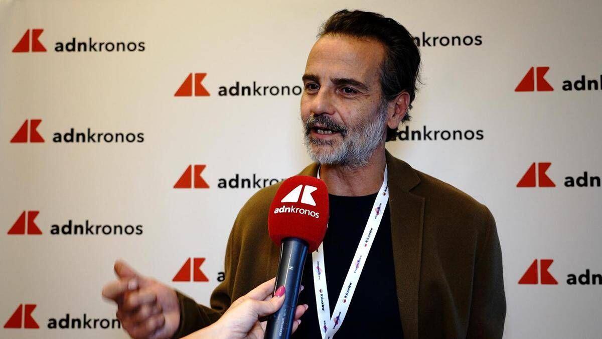 Intersections 2026, artista Troilo: "Mia opera con mano a sei dita è meta-ritratto dell’Ia" - 