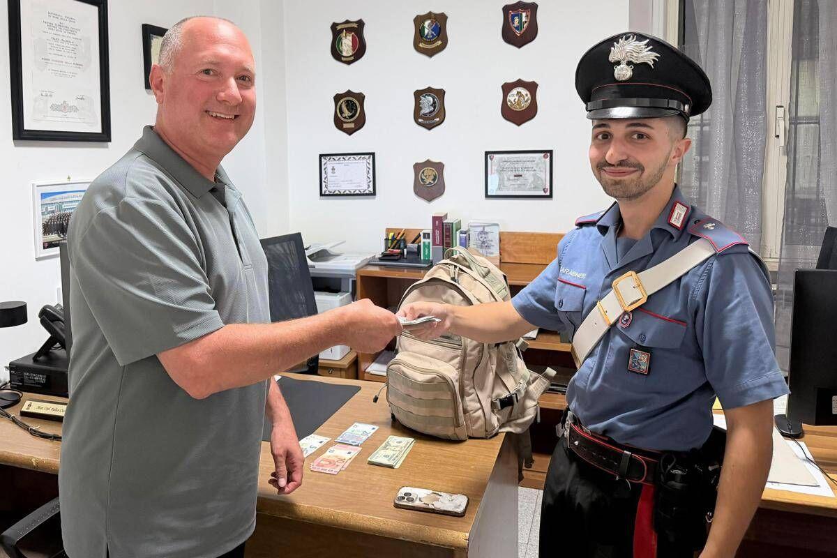 Turista dimentica zaino con oltre 2mila dollari sul treno Civitavecchia-Roma, cittadino gli salva la vacanza - 