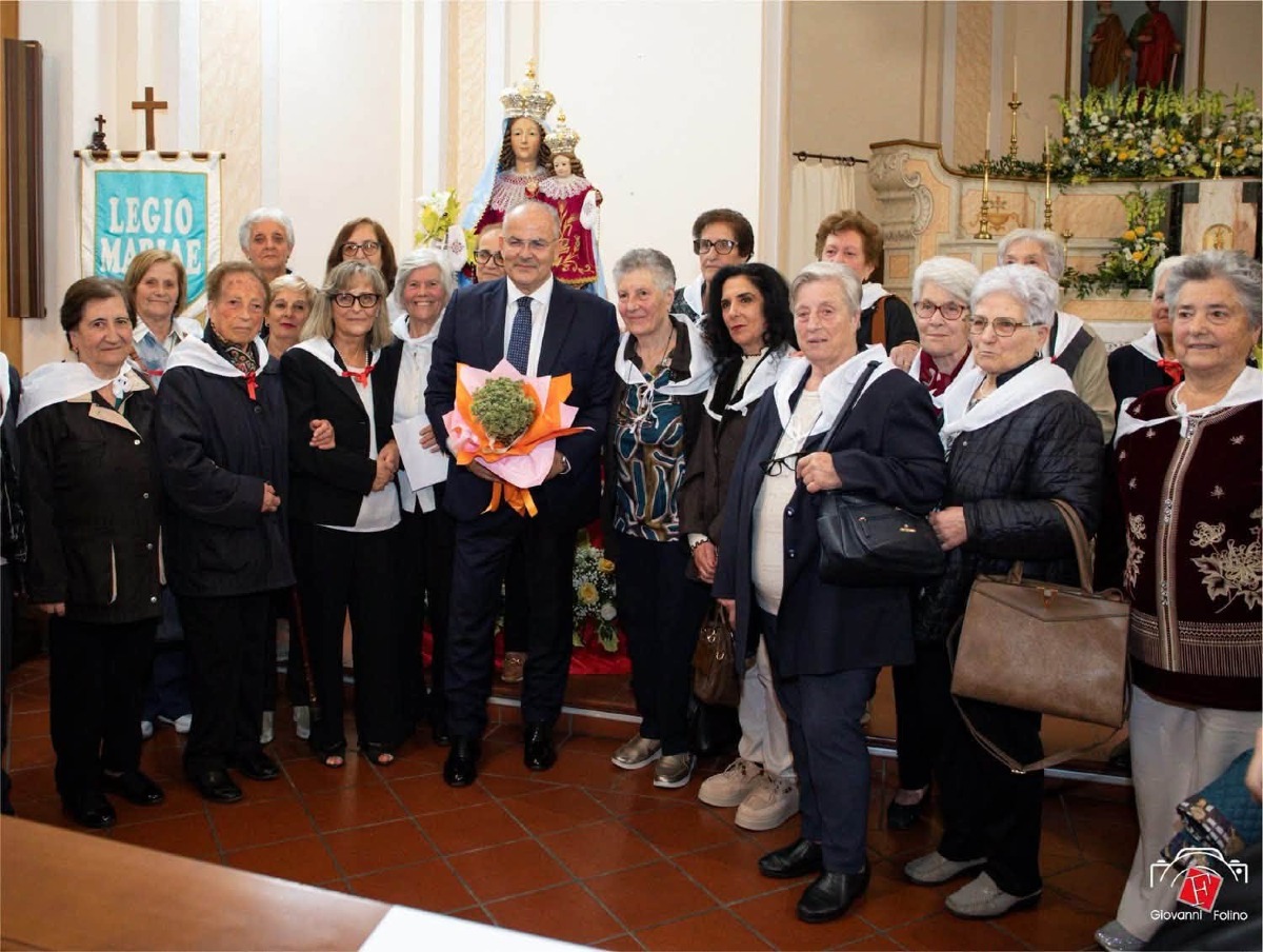Michele Affidato corona Madonna Petronà - Foto Uff. Stampa Michele Affidato 8.10.2026