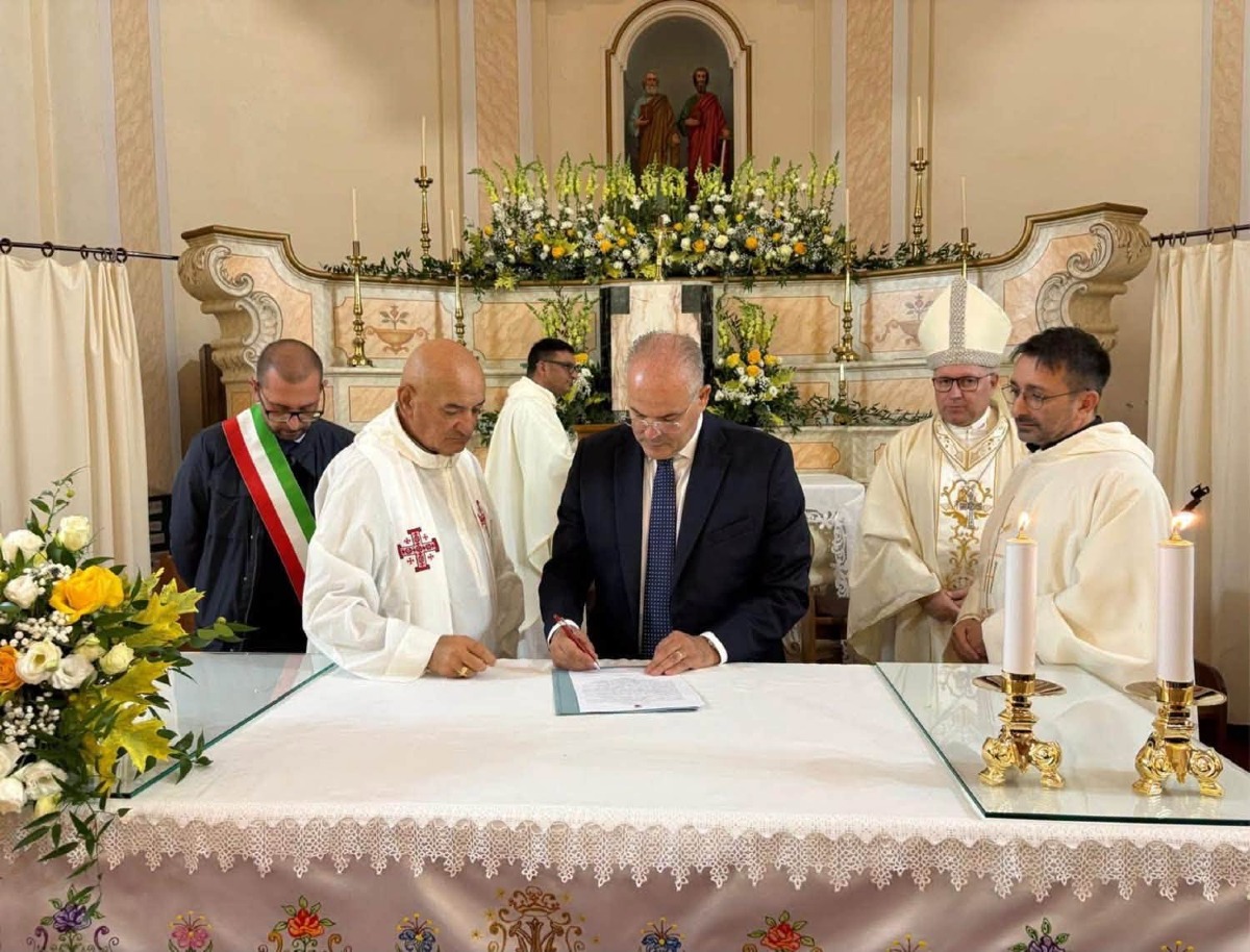 Michele Affidato corona Madonna Petronà - Foto Uff. Stampa Michele Affidato 8.10.2026