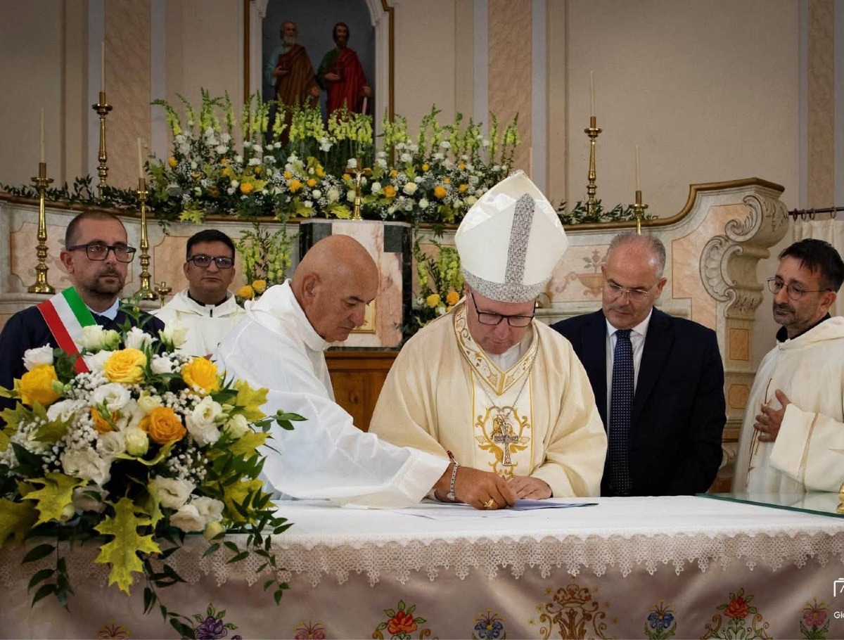 Michele Affidato corona Madonna Petronà - Foto Uff. Stampa Michele Affidato 8.10.2026