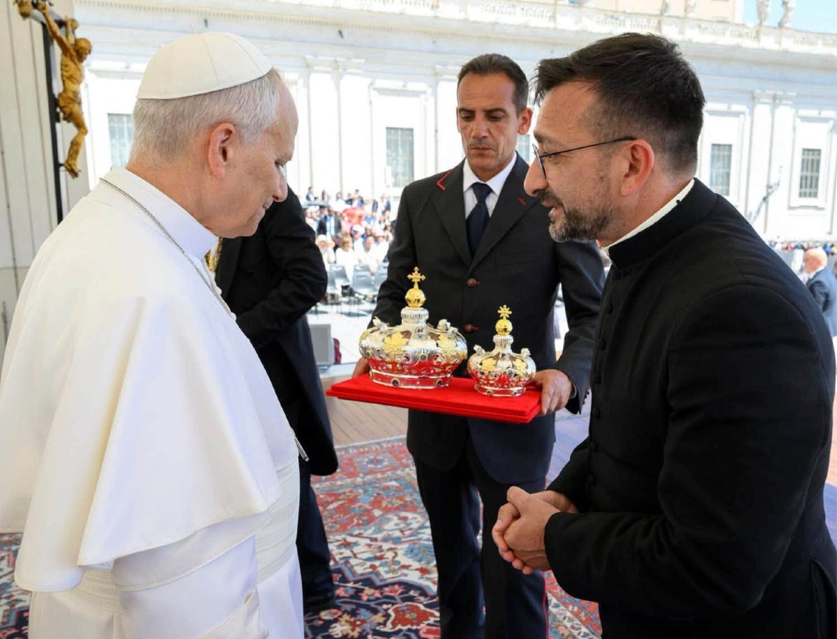 Michele Affidato corona Madonna Petronà - Foto Uff. Stampa Michele Affidato 8.10.2026