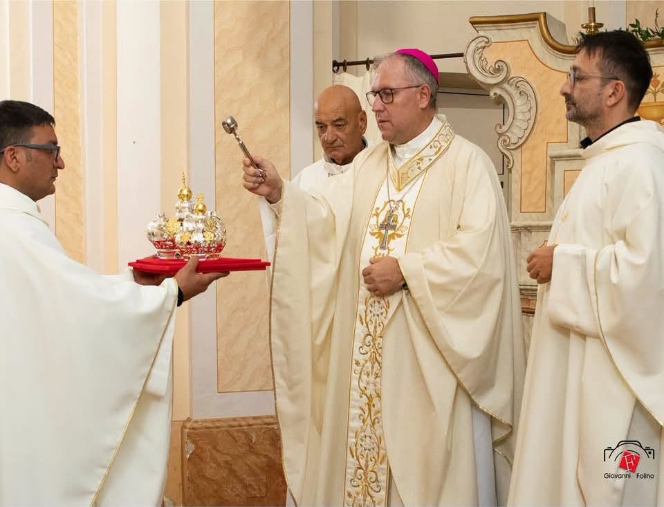 Michele Affidato corona Madonna Petronà - Foto Uff. Stampa Michele Affidato 8.10.2026