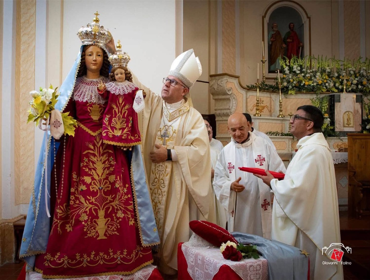 Michele Affidato corona Madonna Petronà - Foto Uff. Stampa Michele Affidato 8.10.2026