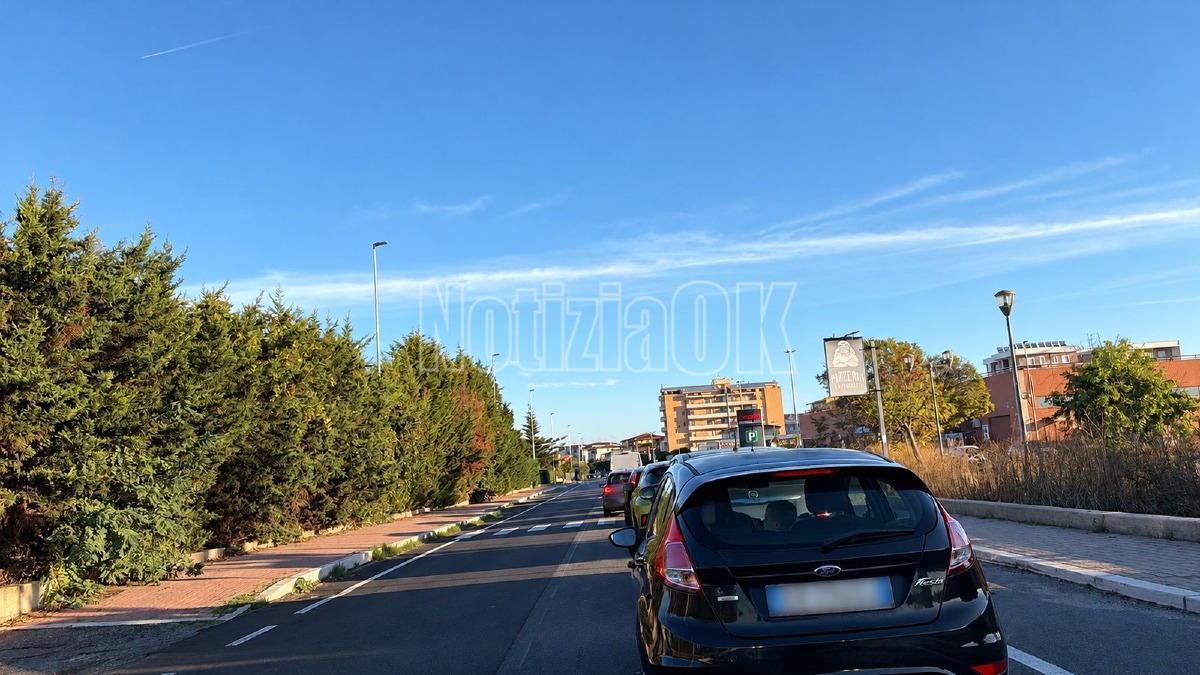Coda distributori - Crotone - Foto Redazione 15.10.2026